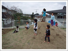 園庭の芝生の山で、はだしで遊びます。