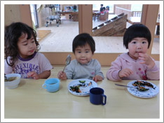 年齢にあわせたバランスの良い給食を心がけています。