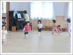 日差しがたっぷり入るホールでリズムです。