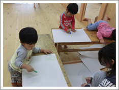 のびのびと自由に描きます。