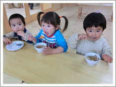 食事中の子ども達。