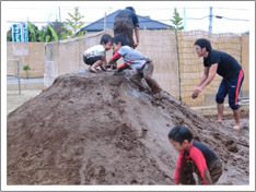 泥山をすべります。