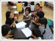 放課後、班ごとに集まり、イベントや遊びについて話し合います。