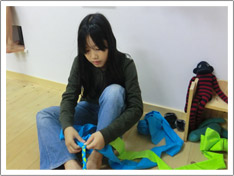 裂いた布で縄跳びようの縄を自分の手で編んでいきます。