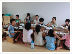 できるだけ安心・安全な旬の食材を選び、基本的に手作りの軽食を用意します。