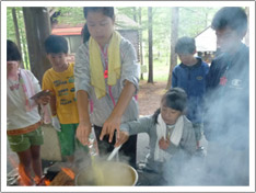 キャンプ合宿では高学年がリーダーとなり、子ども達で食事作りします。